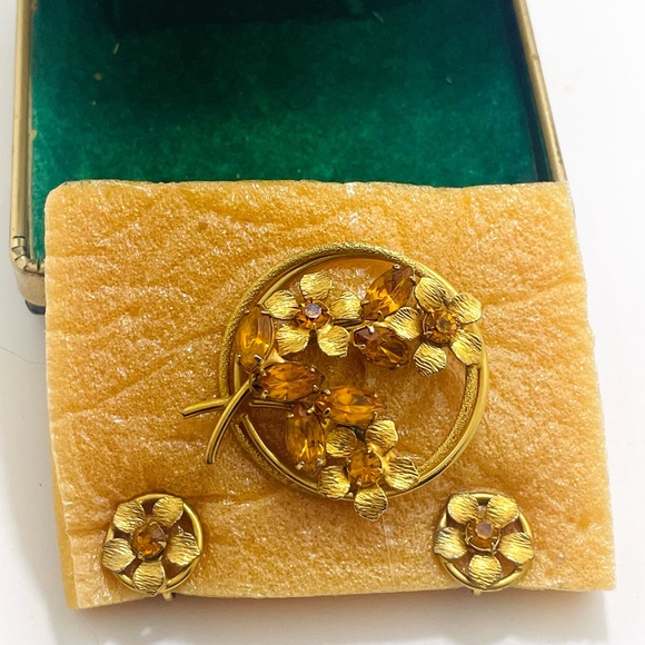 Vintage gold tone amber stone Brooch and Earrings Set - Picture 7 of 7